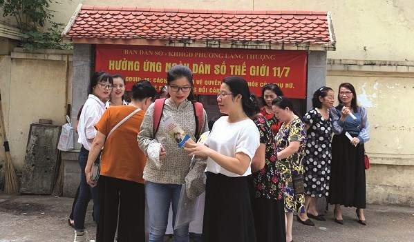 Ban Dân số - kế hoạch hóa gia đình phường Láng Thượng tư vấn sức khỏe cho phụ nữ trên địa bàn phường