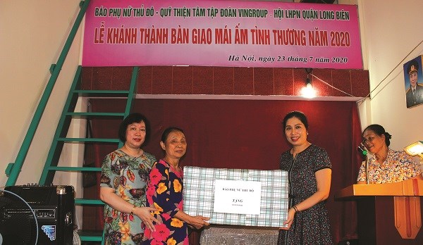 Bà Nguyễn Thị Nhâm nhận phần quà do báo PNTĐ trao tặng trong ngày bàn giao “Mái ấm tình thương”.