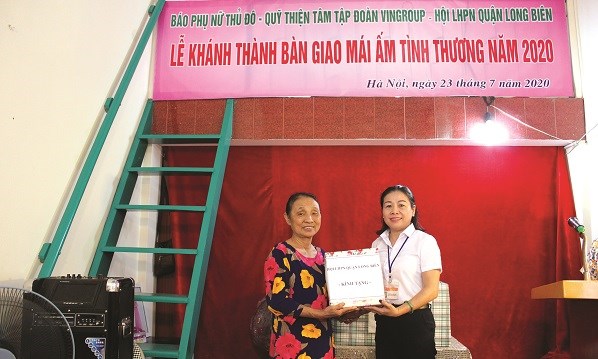 Hội LHPN quận tặng quà cho gia đình bà Nguyễn Thị Nhâm