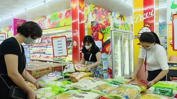 Người tiêu dùng chọn mua sản phẩm hàng hóa thương hiệu Việt