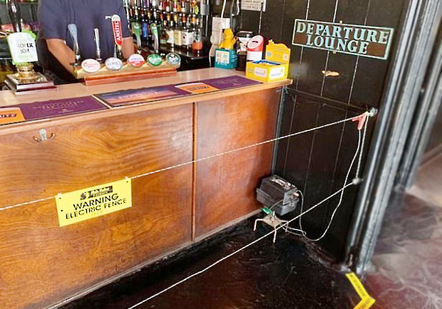 “Hàng rào điện” trong quán rượu buộc mọi người phải tuân thủ giãn cách xã hội