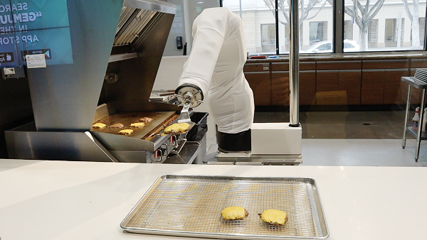 Robot “đầu bếp” Flippy - một giải pháp mới cho các nhà hàng trong mùa dịch COVID