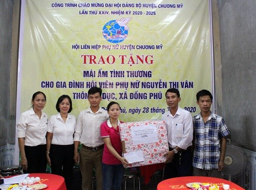 Trong ngày bàn giao nhà chị Nguyễn Thị Vân còn nhận được những phần quà hỗ trợ của các ban ngành đoàn thể xã tặng
