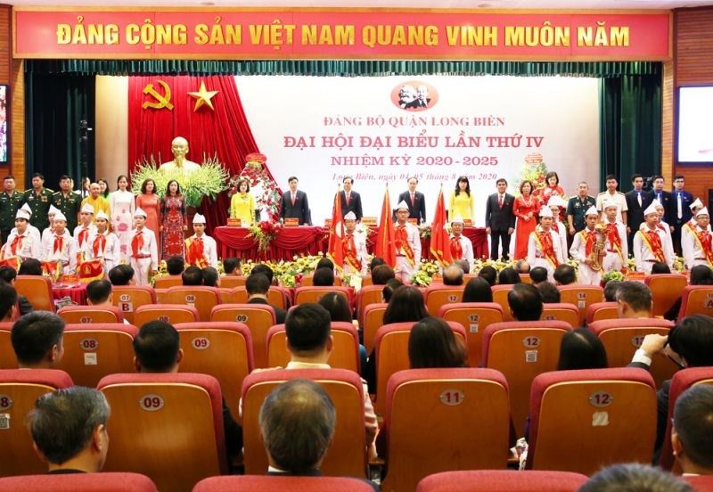 Đoàn đại biểu Mặt trận Tổ quốc và các tổ chức chính trị - xã hội quận Long Biên chúc mừng đại hội.