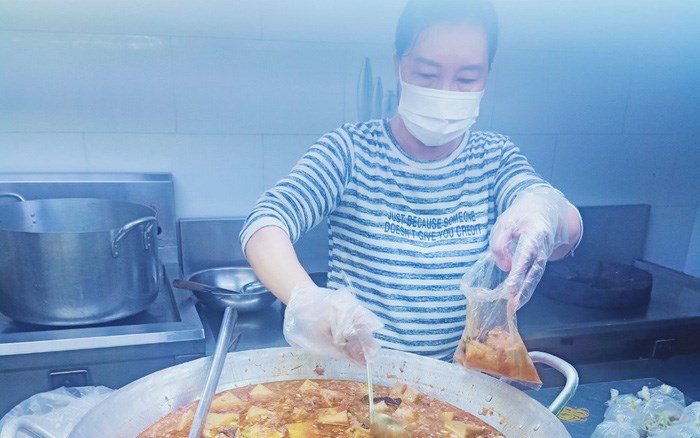 Hộii LHPN Phường Tây Thạnh (Tân Phú, TPHCM) nấu cơm phục vụ cho các hộ gia đình đang cạch ly. Ảnh Hội LHPN phường Tây Thạnh.