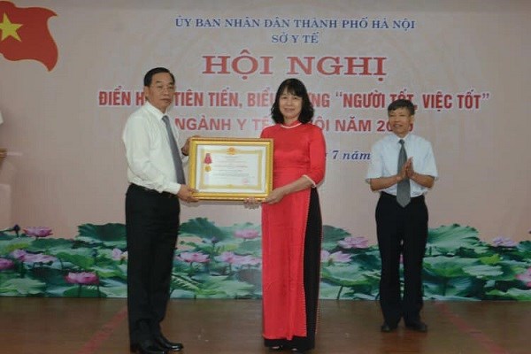 TS Nguyễn Thị Vân Anh vinh dự nhận Huân chương Lao động hạng Ba trao cho TTYT quận Hai Bà Trưng tại Hội nghị Điển hình tiên tiến, biểu dương NTVT ngành y tế năm 2020.