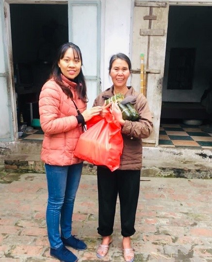 Chị Tạ Oanh Oanh (trái), Chủ tịch Hội LHPN xã Bình Minh trao quà từ thiện cho hộ nghèo