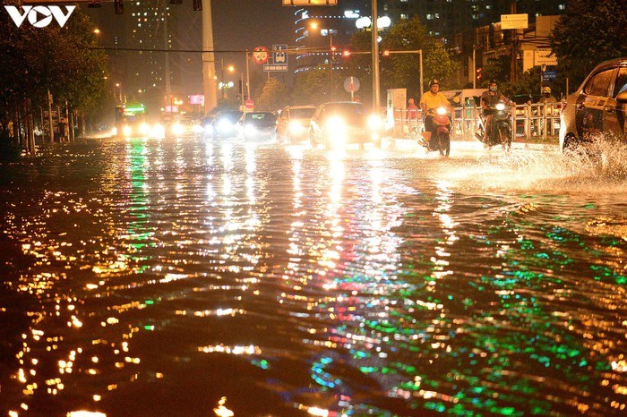 Do ảnh hưởng của rãnh áp thấp có trục Tây Bắc-Đông Nam kết hợp với hội tụ gió nên trong ngày 5/8, tại Hà Nội xảy ra mưa lớn, đặc biệt tập trung vào chiều và tối, lượng mưa có nơi lên đến hơn 100mm.