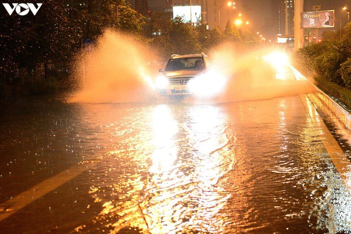 Nước mấy ngày qua tích tụ lại cộng thêm trận mưa tối 5/8 khiến cho các tuyến phố lớn nhỏ của Hà Nội ngập.