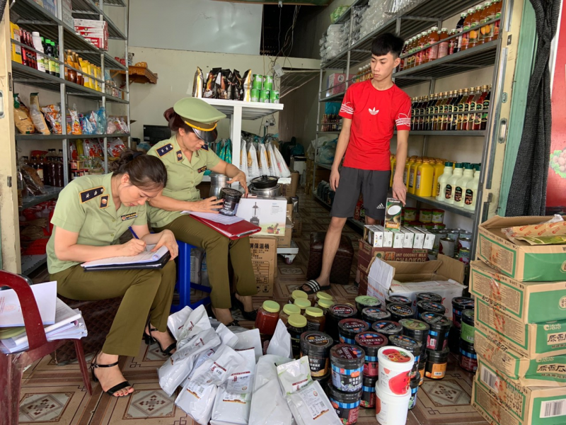Đội QLTT số 1 tạm giữ  hàng hóa tại cơ sở Kẹo Food Hà Giang