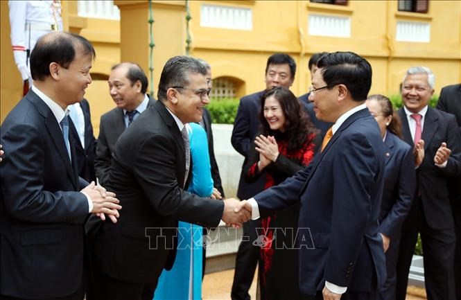 Phó Thủ tướng, Bộ trưởng Bộ Ngoại giao Phạm Bình Minh với các Đại sứ Palestine tại Việt Nam Saadi Salama, Trưởng Đoàn Ngoại giao tại Việt Nam dự Lễ Thượng cờ.