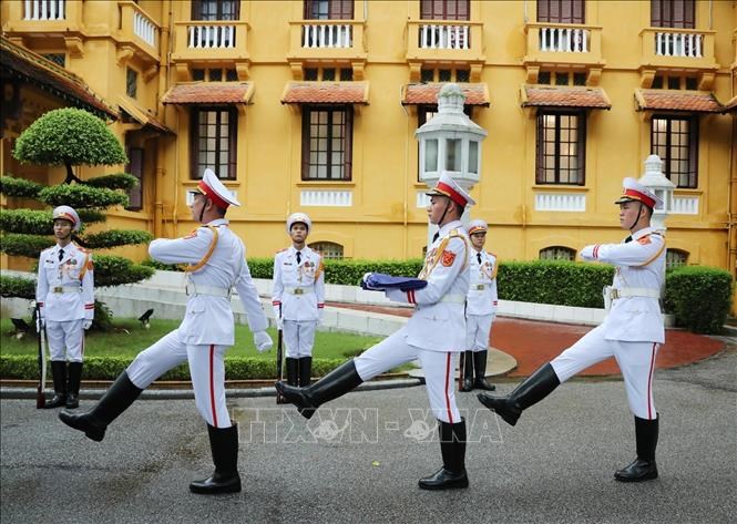 Lực lượng tiêu binh thực hiện nghi thức thượng cờ ASEAN.