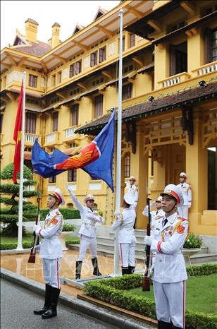 Lực lượng tiêu binh thực hiện nghi thức thượng cờ ASEAN.