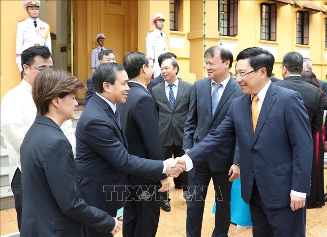Phó Thủ tướng, Bộ trưởng Bộ Ngoại giao Phạm Bình Minh với đại sứ một số nước ASEAN tại Việt Nam dự Lễ Thượng cờ.