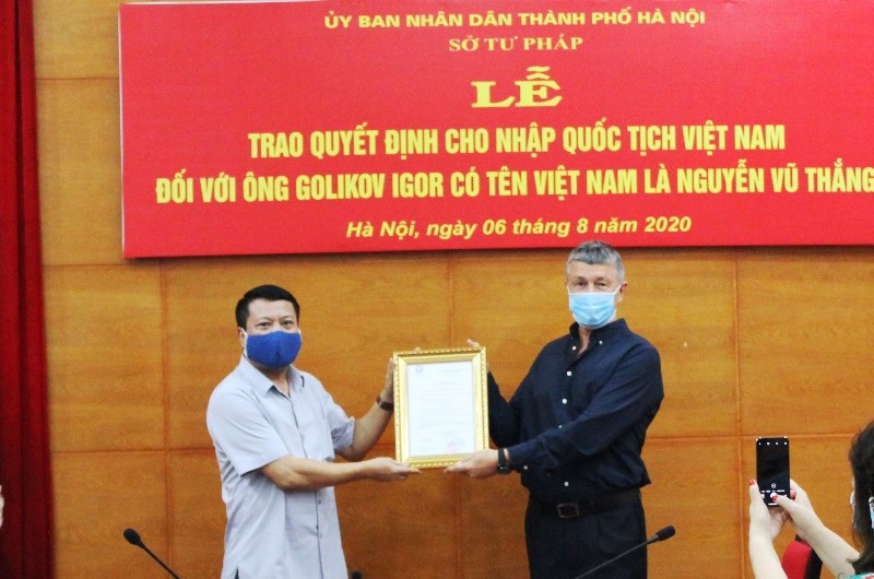 Phó Giám đốc Sở Tư pháp Hà Nội Phạm Thanh Cao trao Quyết định và chúc mừng ông Nguyễn Vũ Thắng đã được Chủ tịch nước Việt Nam cho nhập quốc tịch Việt Nam