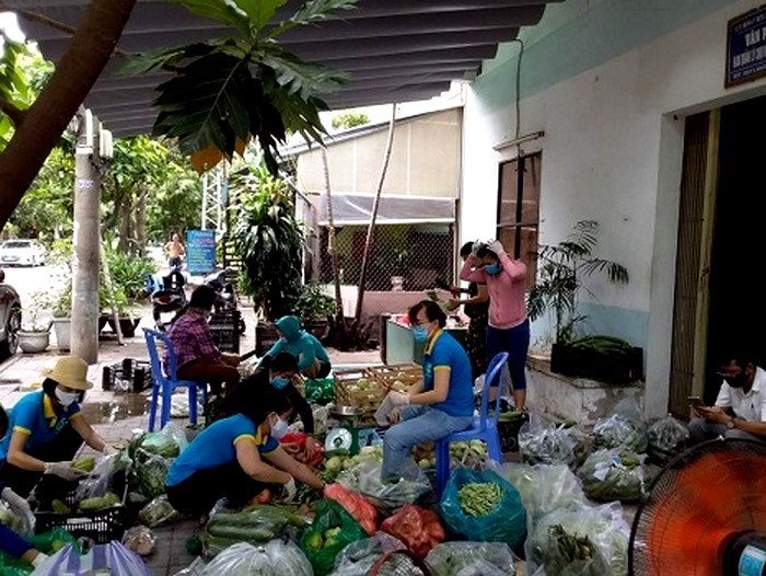 Hội viên phụ nữ phường Hòa Cường Nam, các chị tiểu thương chợ Đầu mối cùng tham gia chuẩn bị 357 suất rau củ quả để tặng cho người dân khu vực cách ly thuộc phường Thạch Thang.
