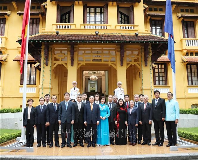 Phó Thủ tướng, Bộ trưởng Bộ Ngoại giao Phạm Bình Minh và các đại biểu dự Lễ Thượng cờ ASEAN.