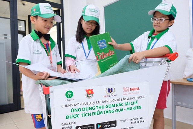 Giáo dục nhận thức cho học sinh phân loại rác cũng là hoạt động được Nestle' Việt Nam quan tâm.