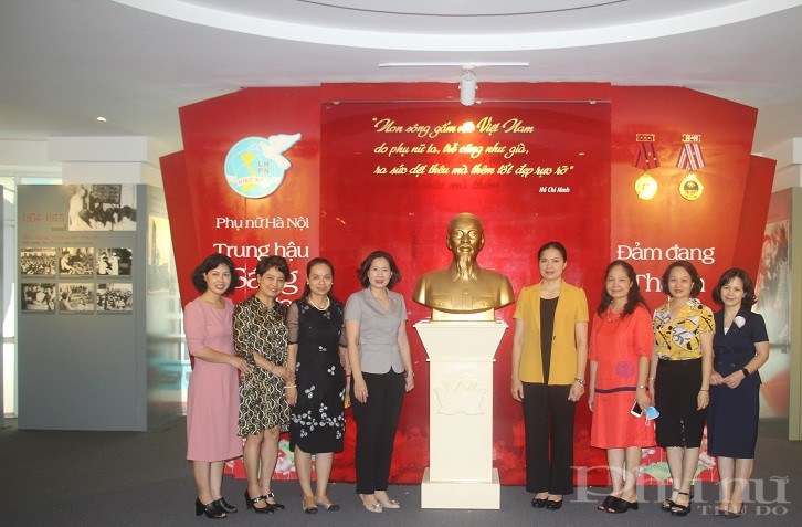 Các đại biểu chụp ảnh lưu niệm tại phòng truyền thống Hội LHPN Hà Nội