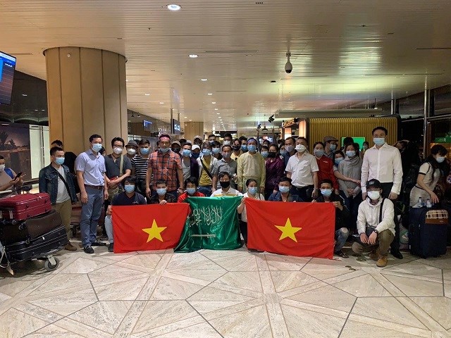 Công dân Việt Nam tại sân bay Ả rập Xê út.