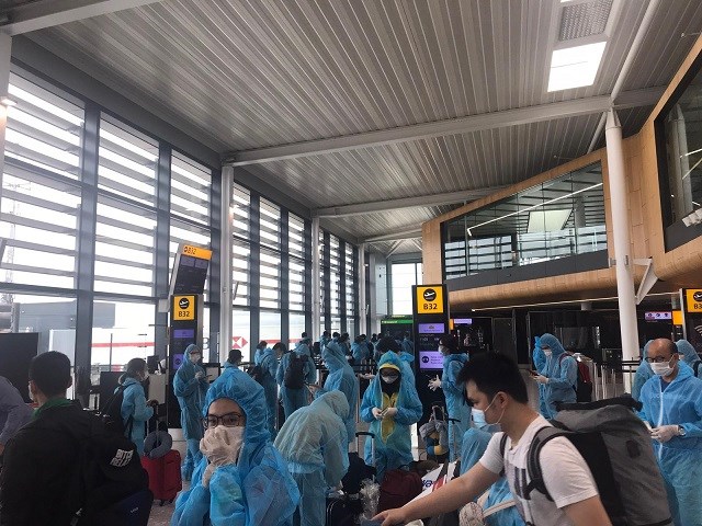 Công dân Việt Nam tại Anh và một số nước châu Âu làm thủ tục tại sân bay để lên đường về nước.
