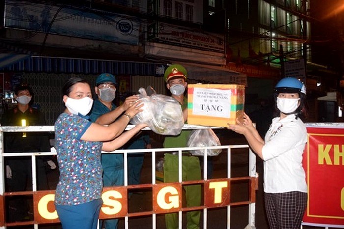 Hội LHPN thành phố Đà Nẵng thăm hỏi, động viên và tặng 100 bình sữa chua cho lực lượng trực đêm tại các điểm chốt