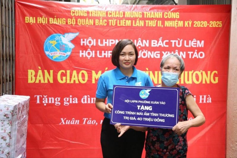 Chủ tịch Hội LHPN phường Xuân Tảo tặng quà cho bà Hà