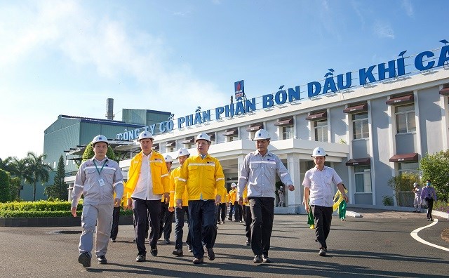 Đồng chí Trần Quốc Vượng, Ủy viên Bộ Chính trị, Thường trực Ban Bí thư đã đến thăm Nhà máy đạm Cà Mau.