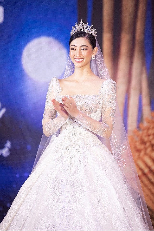 Bộ váy cưới gây bất ngờ do Hoa hậu Lương Thùy Linh mặc
