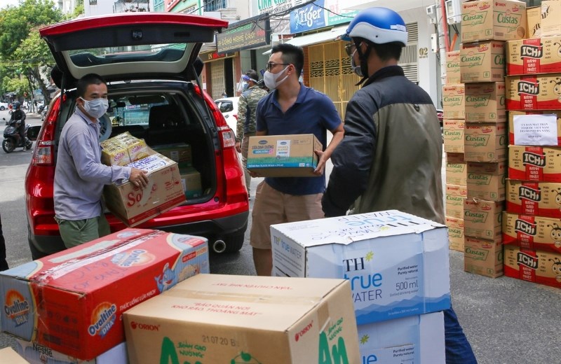 Người dân chuyển các nhu yếu phẩm thiết yếu ủng hộ đội ngũ y tế và bệnh nhân tại khu vực cách ly bệnh viện C Đà Nẵng.
