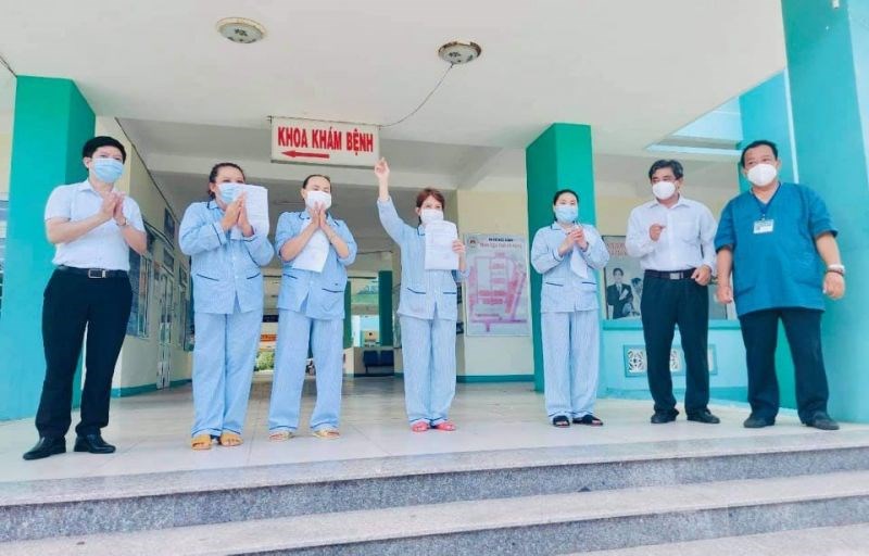 Bác sĩ BV Phổi Đà Nẵng chúc mừng các bệnh nhân được công bố khỏi bệnh.
