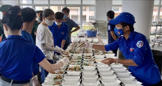Đoàn viên, thanh niên huyện Phú Vang giúp đóng gói thức ăn tại Khu cách ly T3 tỉnh Thừa Thiên - Huế.