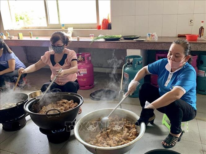 Phụ nữ huyện Phú Vang nấu thức ăn cung cấp cho công dân những ngày thực hiện cách ly y tế tại Khu cách ly T3 tỉnh Thừa Thiên - Huế.