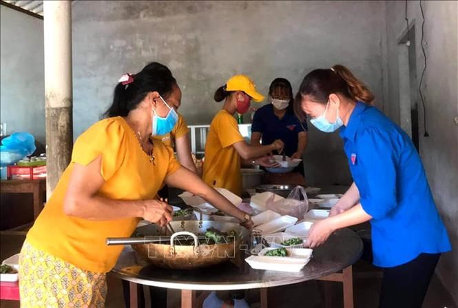 Đoàn Thanh niên và Hội Phụ nữ xã Vĩnh Hòa chuẩn bị những suất ăn, hỗ trợ lực lượng làm nhiệm vụ phong tỏa thôn Đơn Duệ. Ảnh: TTXVN phát