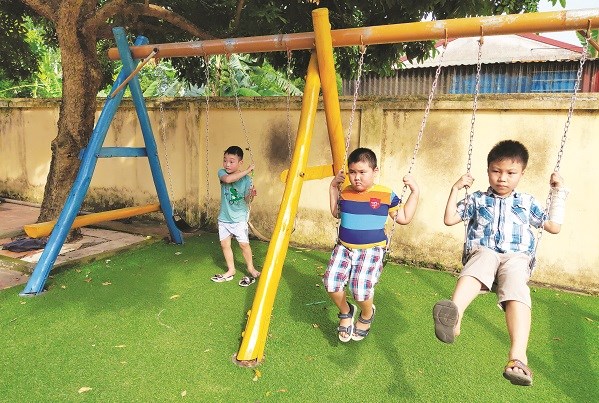 Các em nhỏ hào hứng vui chơi tại sân chơi cộng đồng tại huyện Ứng Hòa