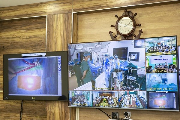 Ca phẫu thuật diễn ra tại bệnh viện đa khoa Phú Thọ được tường thuật trực tiếp dưới sự tư vấn của các chuyên gia của Bệnh viện Tim Hà Nội.