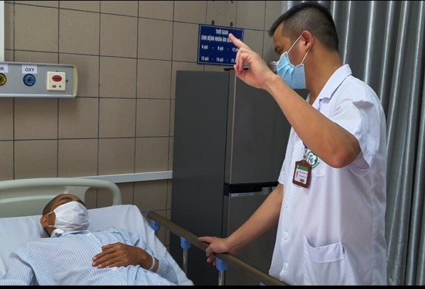 Bác sĩ Trung tâm Chống độc - BV Bạch Mai thăm khám cho bệnh nhân ngộ độc methanol.