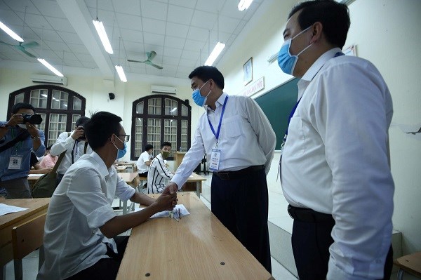 Đồng chí Nguyễn Đức Chung, Chủ tịch UBND Thành phố Hà Nội kiểm tra công tác phòng chống dịch tại điểm thi trường THPT Phan Đình Phùng sáng 9/8