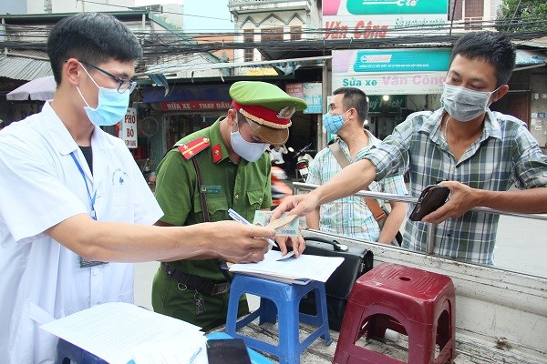 Cán bộ Trạm y tế và công an phường Mễ Trì lập biên bản xử phạt trường hợp không đeo khẩu trang tại nơi công cộng ngày 10/8