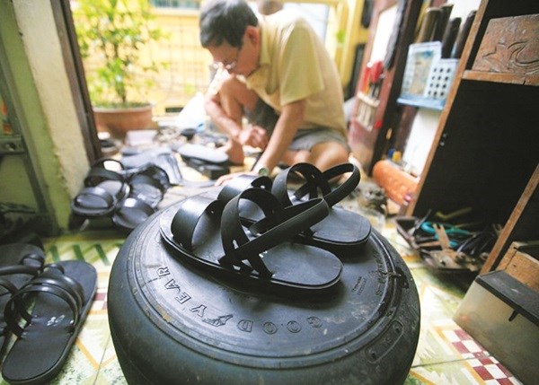 Nghệ nhân Phạm Quang Xuânvà sản phẩm dép lốp thủ côngđặc trưng của người Việt