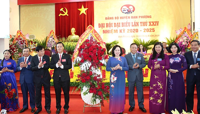 Phó Bí thư Thường trực Thành ủy Ngô Thị Thanh Hằng tặng hoa chúc mừng Đại hội