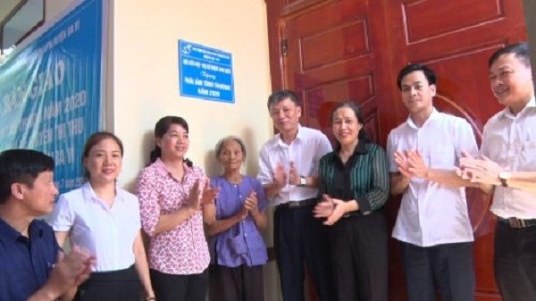 Hội LHPN huyện Ba Vì  và Hội LHPN quận Long Biên trao nhà cho gia đình chị Nguyễn Thị Thu