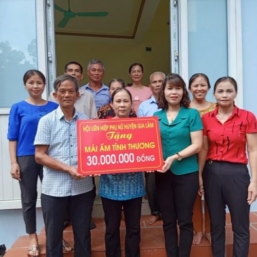 Hội LHPN huyện Gia Lâm bàn giao nhà cho gia đình chị chị Vũ Thị Tuyên