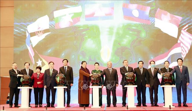 Chủ tịch Quốc hội Nguyễn Thị Kim Ngân và các đại biểu nhấn nút khai trương Trang thông tin điện tử của Năm Chủ tịch AIPA 2020 và Đại hội đồng Liên nghị viện Hiệp hội các nước Đông Nam Á lần thứ 41. Ảnh: Trọng Đức - TTXVN.