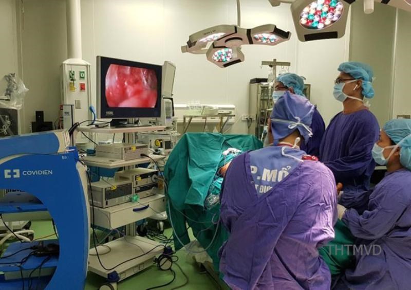 Bác sĩ BV Việt Đức tiến hành một cuộc phẫu thuật thẩm mỹ cho bệnh nhân.