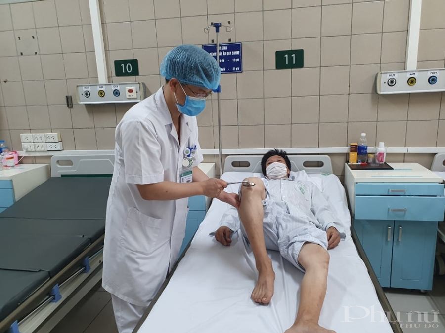 Bác sĩ Trung tâm Chống độc - BV Bạch Mai thăm khám cho bệnh nhân.
