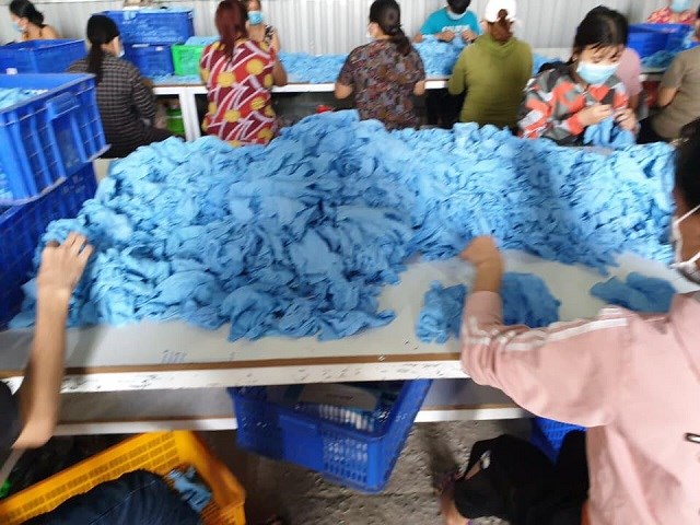 Cục Quản lý thị trường tỉnh BÌnh Dương vừa phát hiện cơ sở tái chế 2 triệu bao tay đã qua sử dụng.