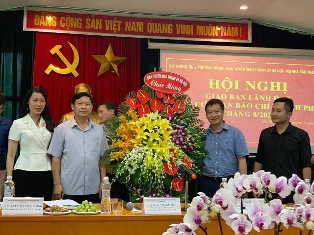 Đồng chí Phạm Thanh Trưởng ban thường trực Ban Tuyên giáo Thành ủy Hà Nội tặng hoa chúc mừng ngày thành lập Báo An ninh Thủ đô và ngày Truyền thống lực lượng công an nhân dân.