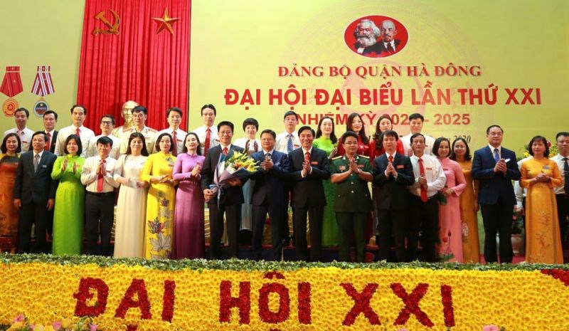 Ủy viên Ban Thường vụ Thành ủy, Trưởng ban Tổ chức Thành ủy Vũ Đức Bảo tặng hoa chúc mừng Ban Chấp hành Đảng bộ quận Hà Đông, nhiệm kỳ 2020-2025.