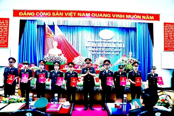 Đồng chí Trần Thị Mai Hạnh (ngoài cùng bên phải sang) trong Lễ nhận Quyết định thăng quân hàm câp Đại tá tại Đại hội đại biểu Đảng bộ Tổng cục Công nghiệp Quốc phòng cuối tháng 7/2020 (Ảnh: Tổng cục Công nghiệp Quốc phòng)
